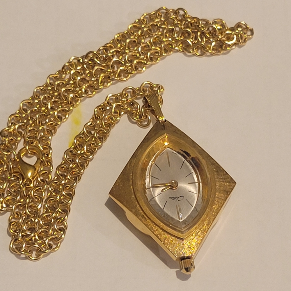 VINTAGE 1950 CHATEAU MECANICAL SWISS MADE PENDENT WATCH, GOLD PLATED .